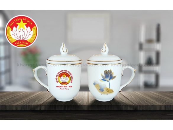 CA SỨ CÓ QUAI